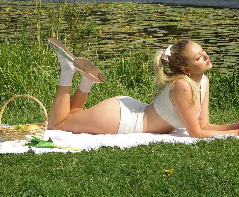 Erin O’Hearn ganz verträumt und sexy auf der Wiese