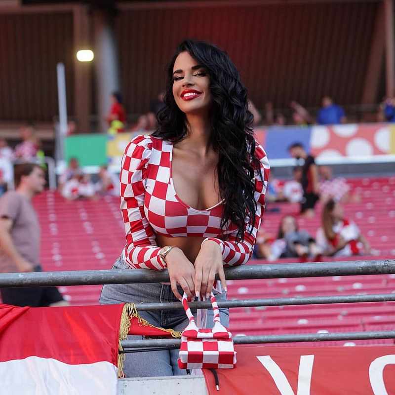 Ivana Knoll im Stadium in sexy Outfit