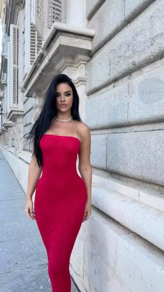 Ivana Knoll in einem eleganten roten sexy Kleid