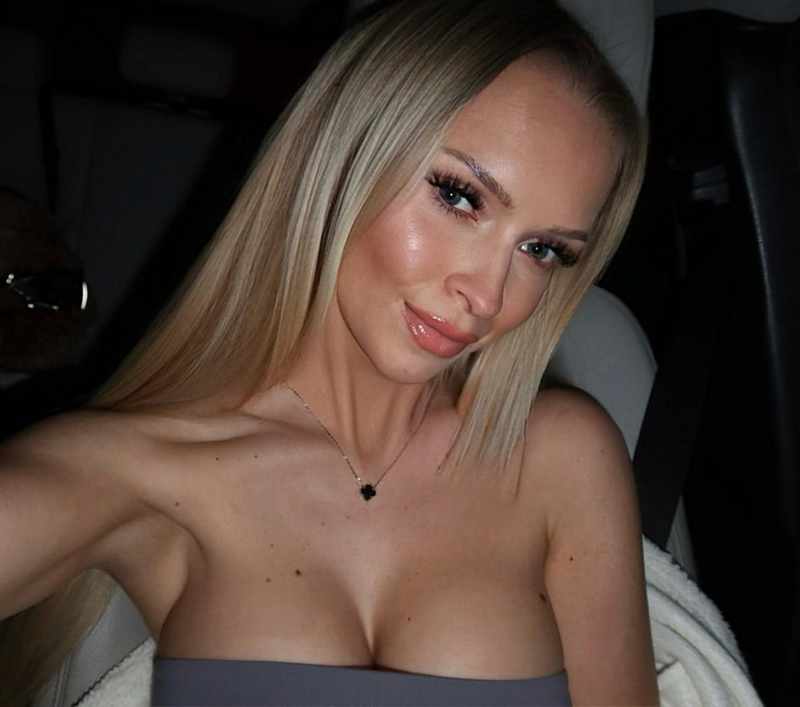 Justyna Pralina schaut verträumt sexy in die Kamera