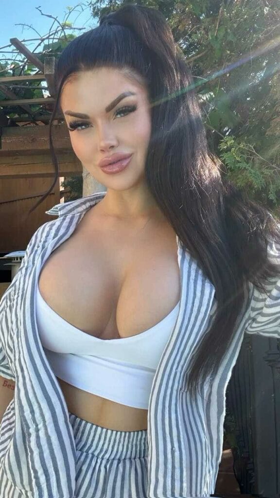 Katia Ferrera hat einen Hammer-Ausschnitt