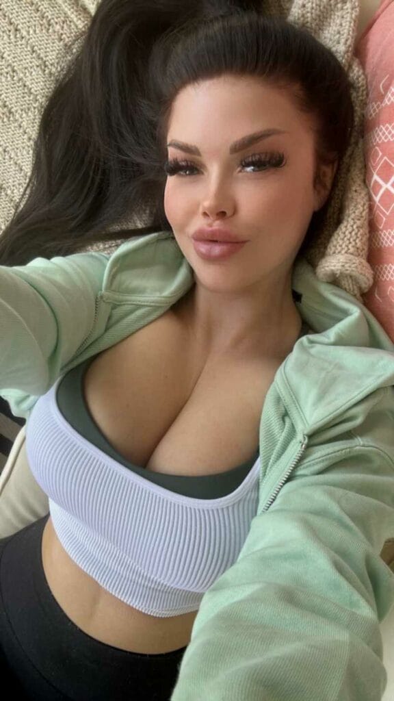 Katia Ferrera macht ein neckisches Selfie