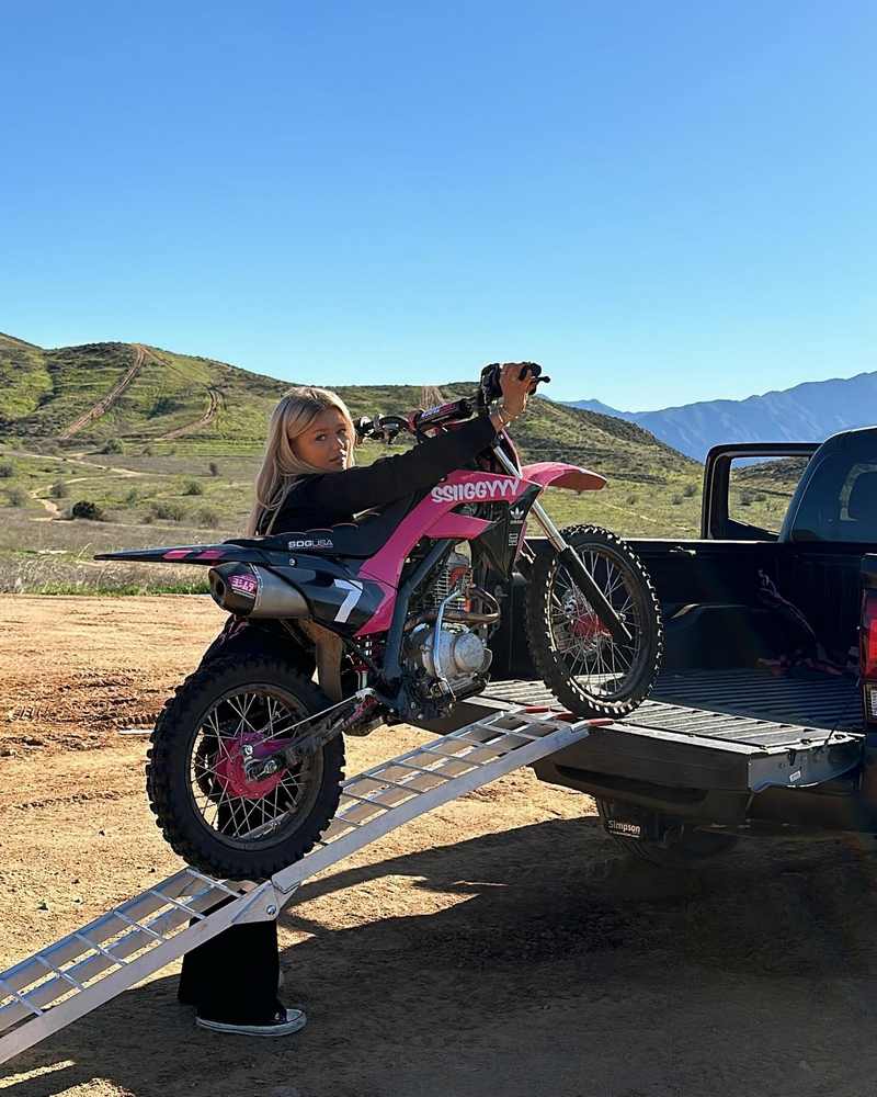 Katie Sigmond fährt auch gerne Motorrad