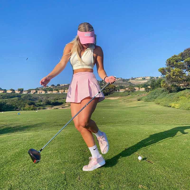Katie Sigmond sieht sexy beim Golfen aus