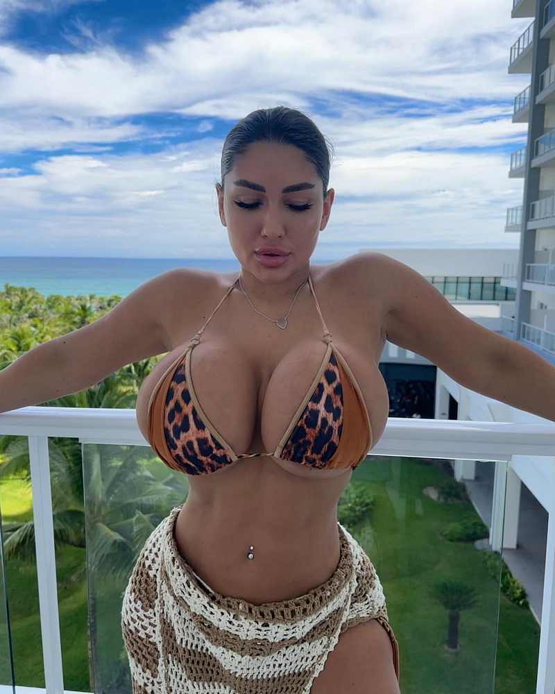 Olga Seteykina Busenwunder im Bikini