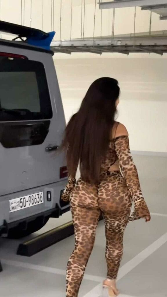 Olga Seteykina hat einen großen sexy Po