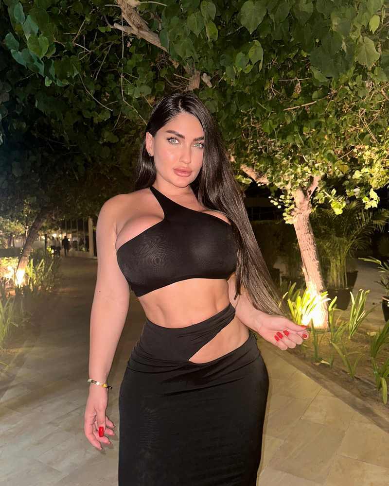 Olga Seteykina im sexy Abendkleid