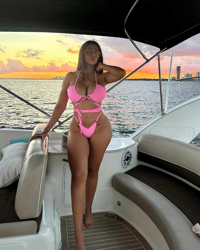 Thalia Garcia Moran auf der Yacht in sexy Pose