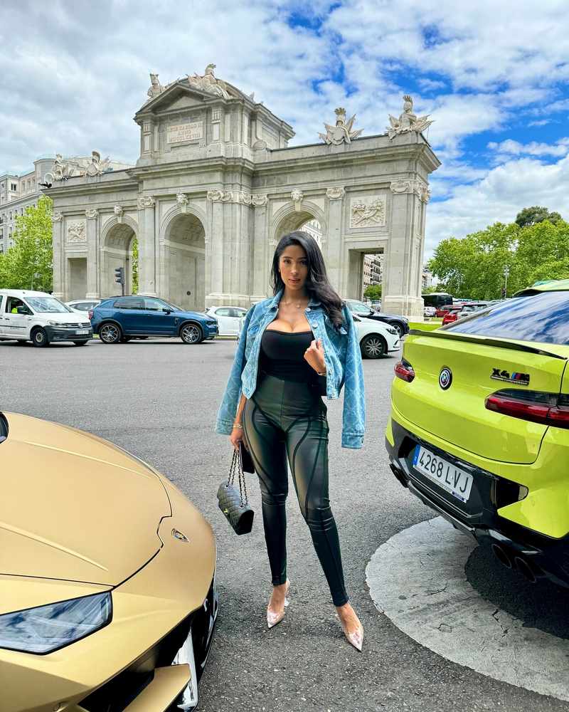Thalia Garcia Moran in sexy Leggins vor ihrem BMW