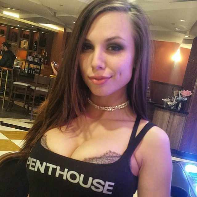 Aidra Fox mit Penthouse-Shirt - sexy