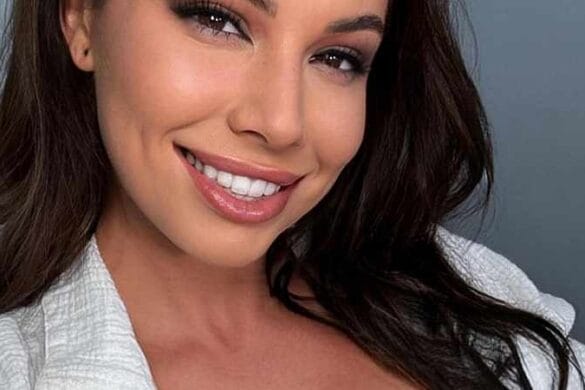 Aidra Fox zeigt ihr hübsches Lächeln