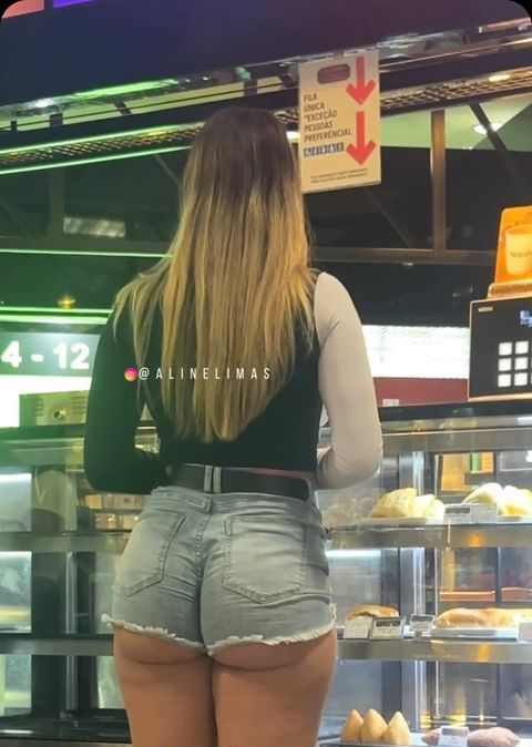 Aline Limas in Hotpants mit Hintern