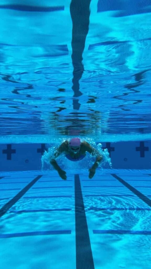 Andreea Dragoi im Schwimmbecken