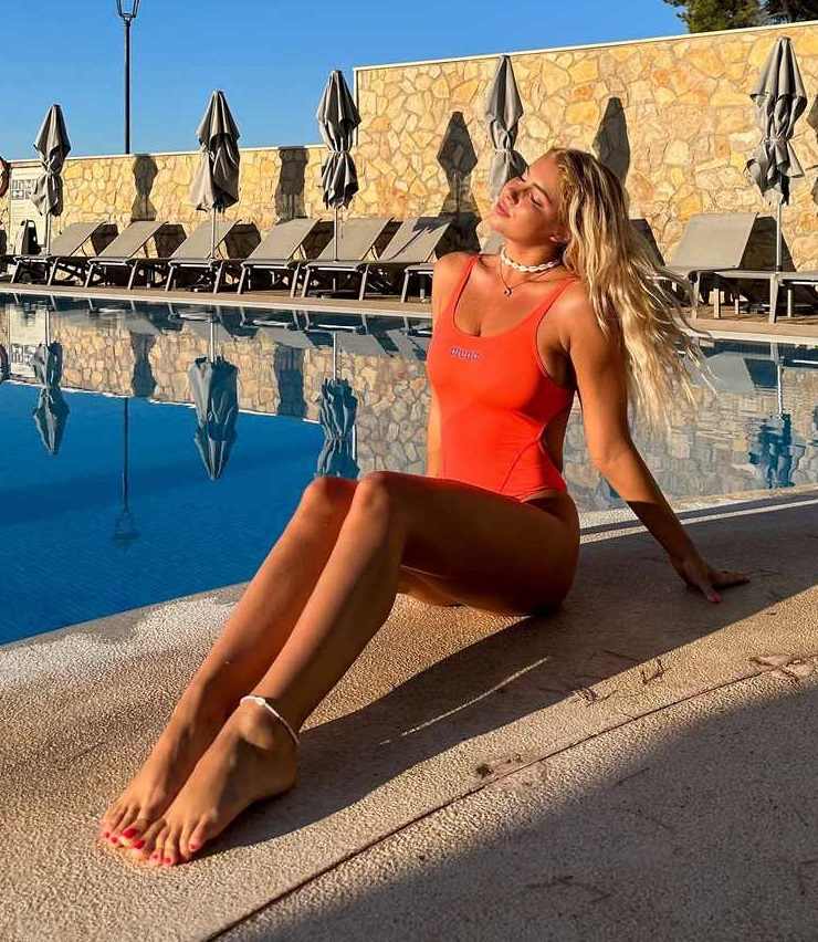 Andreea Dragoi sonnt sich in einem knappen roten Badeanzug