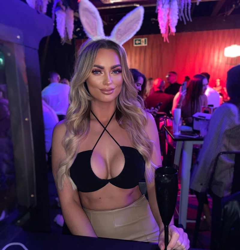 Chelsea Hardie als heißes Bunny verkleidet