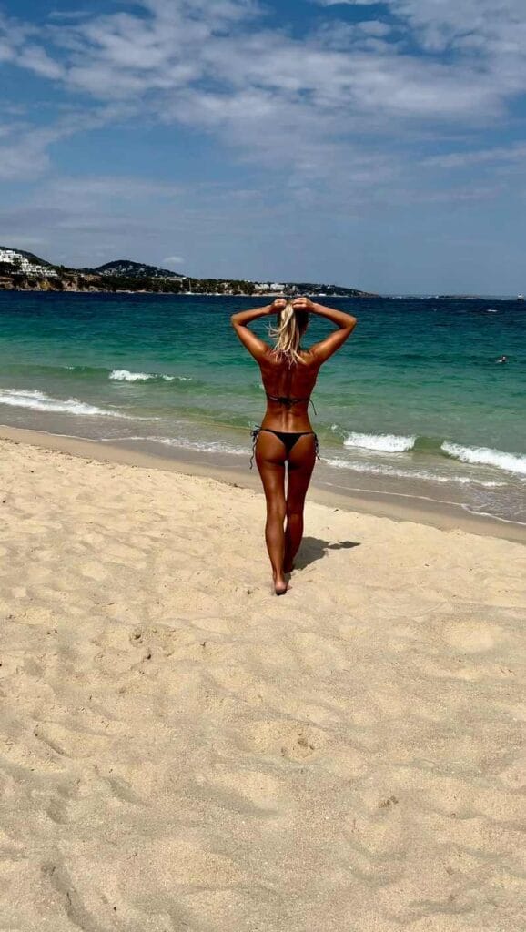 Christine McGuinness am Strand ist es ziemlich heiß