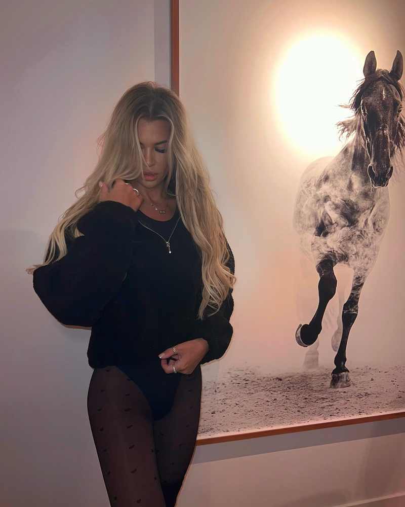 Christine McGuinness mit Strumpfhose und Pullover sexy Figur