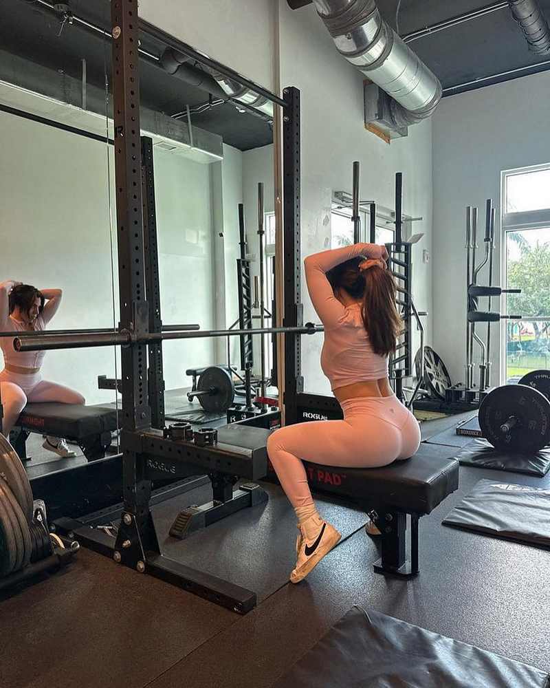 Danielley Ayala macht Workout in Leggins