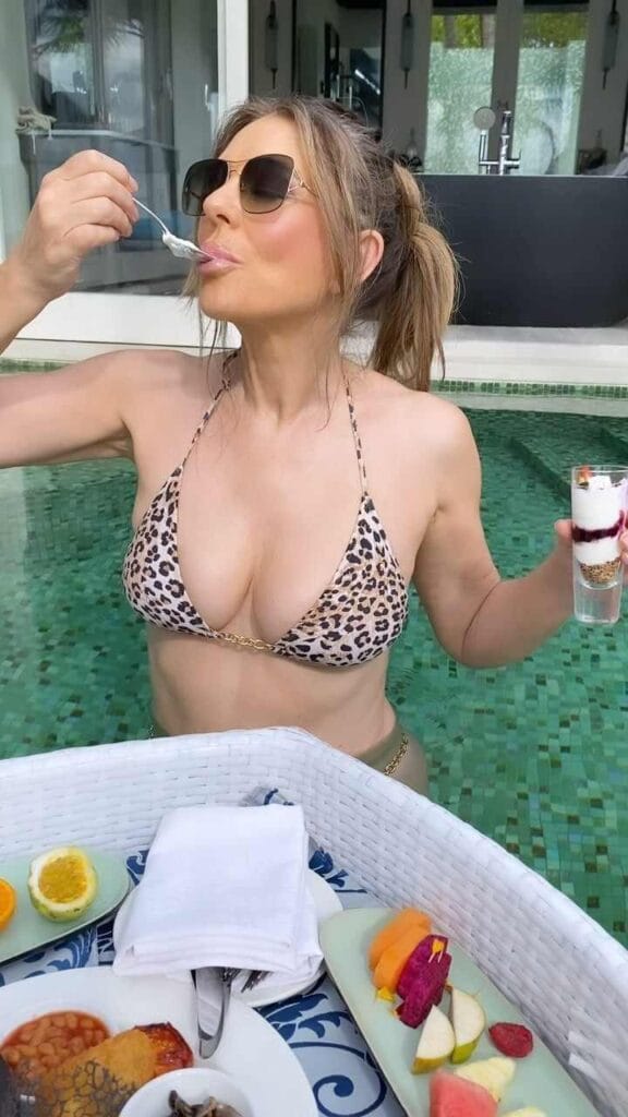 Elizabeth Hurley leckt am Löffel