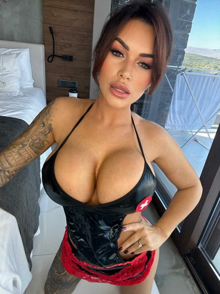 Gemma Massey-Taylor in heißem Lack-Outfit