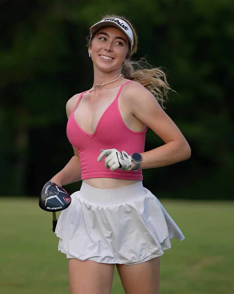 Grace Charis läuft als Golfspielerin mit Minirock