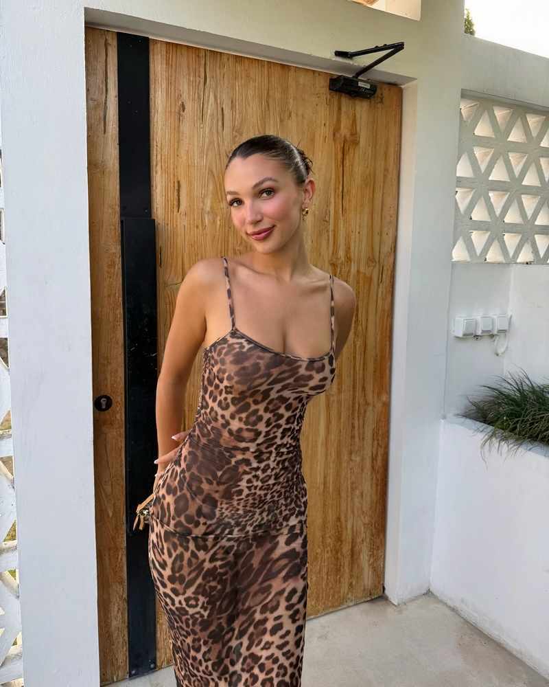 Gracie Dzeja mega hot im Leoparden-Outfit