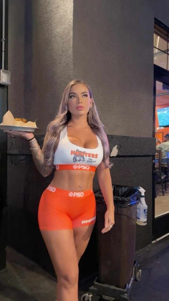 Hayley Davies als Hooters Girl