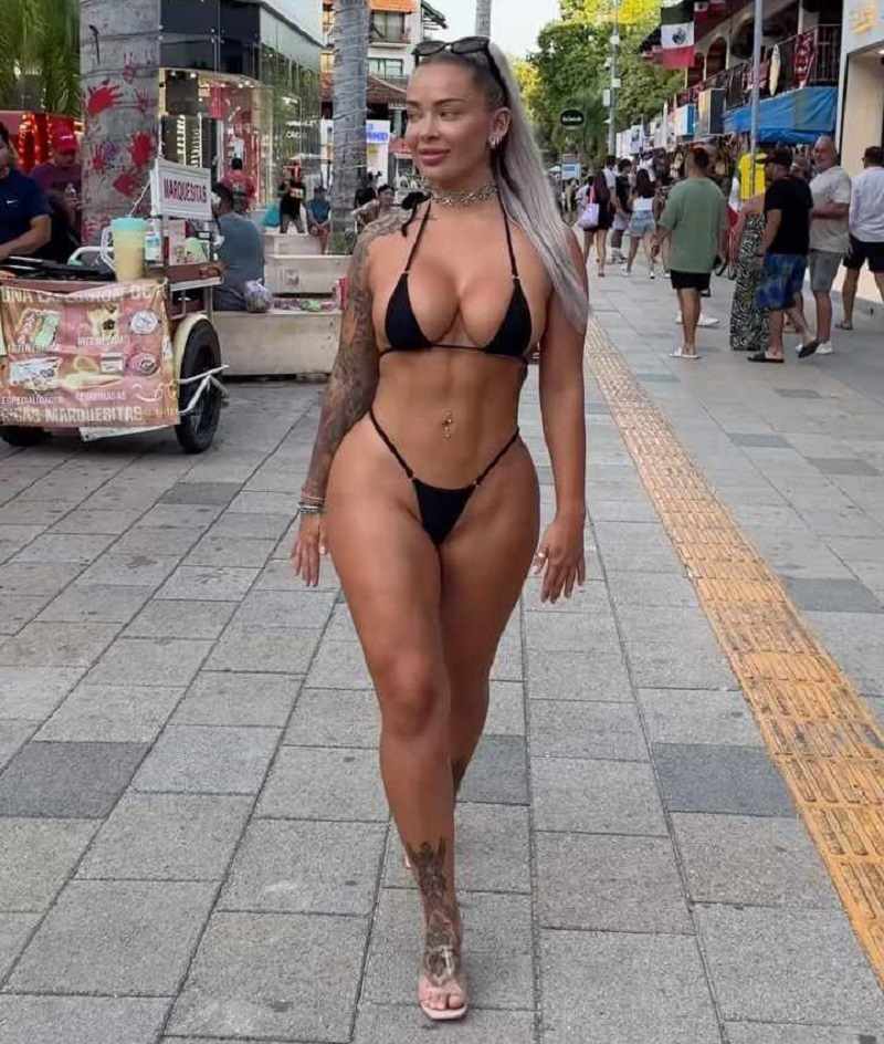 Hayley Davies hat einen flachen Muskelbauch und große Brüste