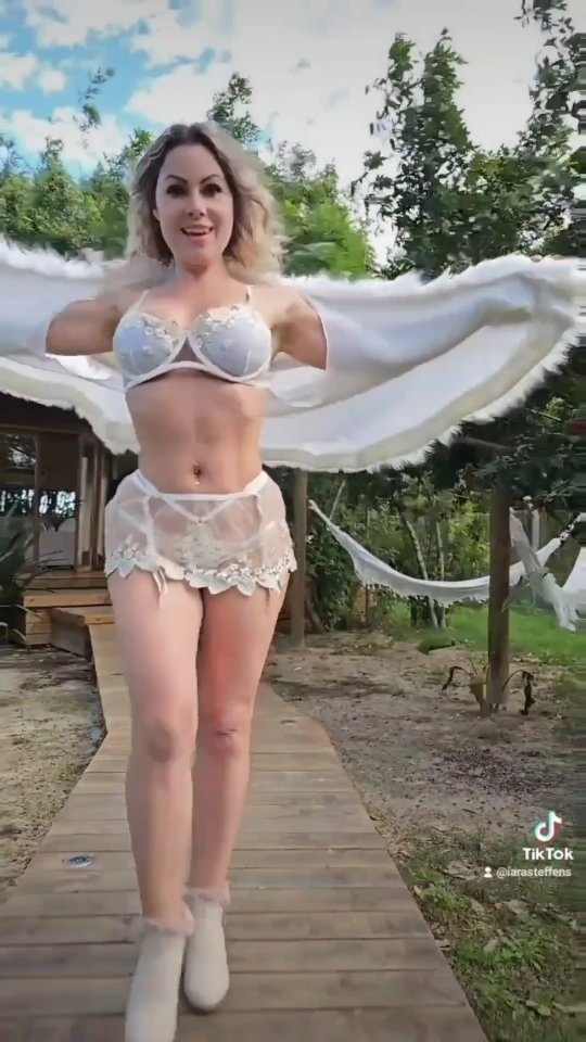 Iara Steffens ganz schön heißer Engel