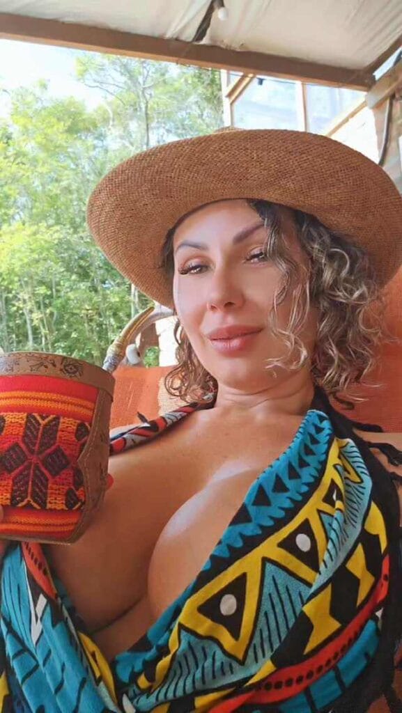 Iara Steffens große Brüste und Bier