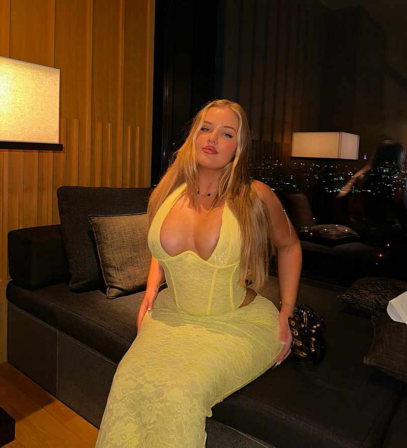 Kayla East - Kleid mit sehr weitem Ausschnitt