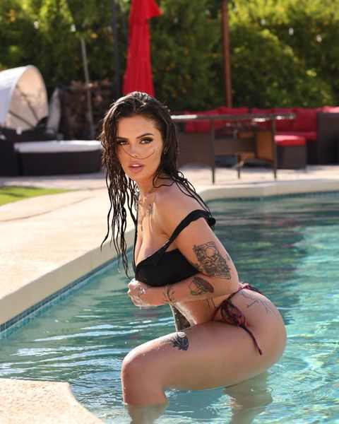 Kenna Kay kommt gerade aus dem feuchten Pool