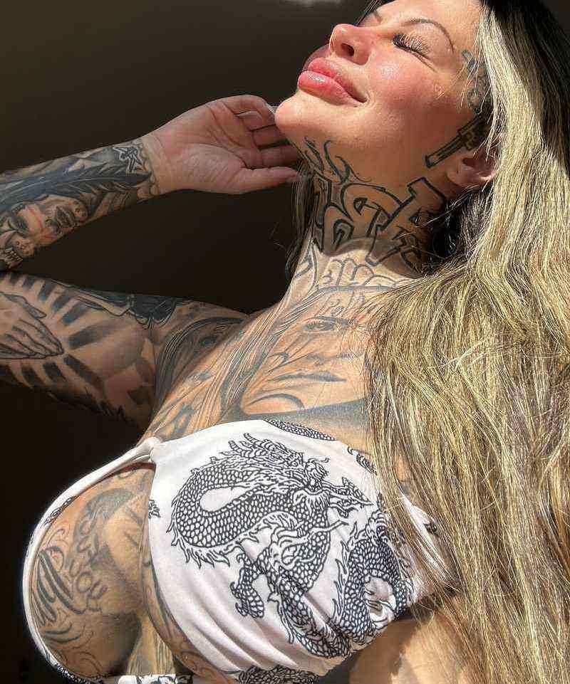 Letícia Desiree hat einen erotischen Oberkörper