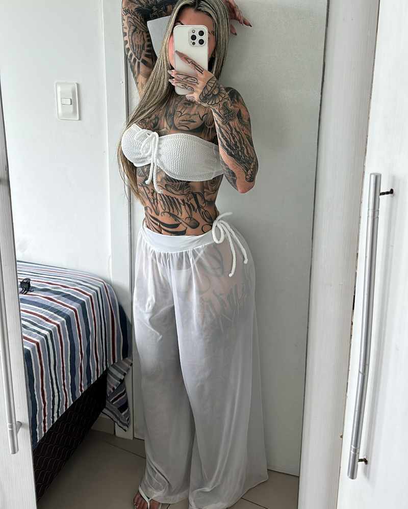 Letícia Desiree hat viele Tattoos auf ihrem heißen Körper