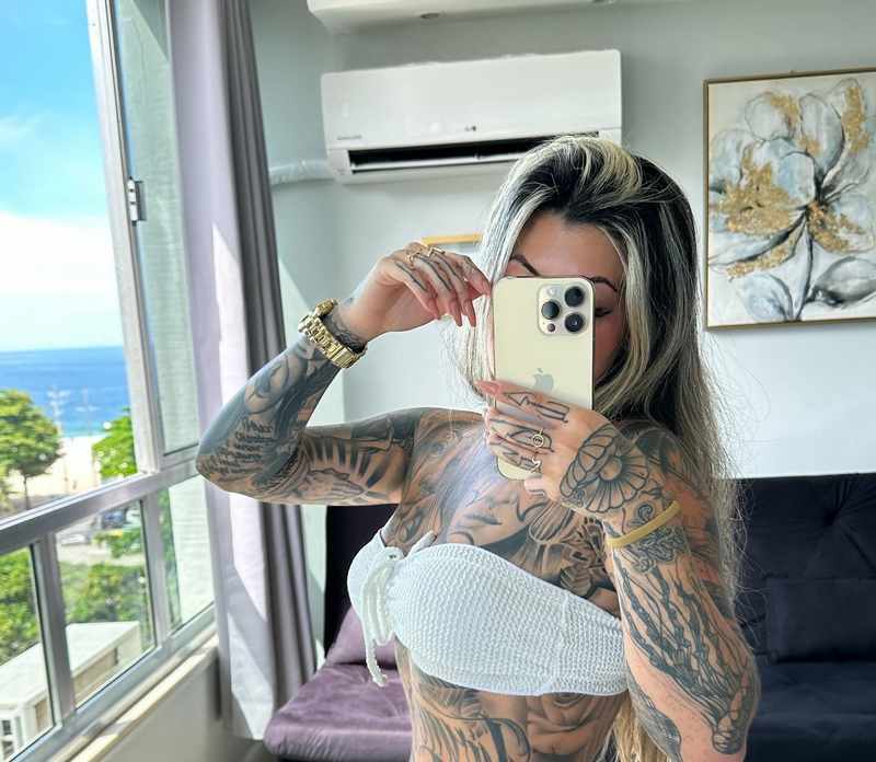 Letícia Desiree macht ein sexy Selfie