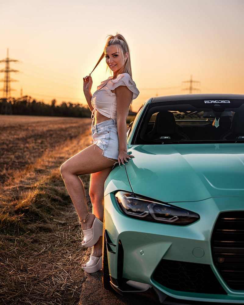 Mareike Fox mit Hotpants und kleiner Bluse - lecker
