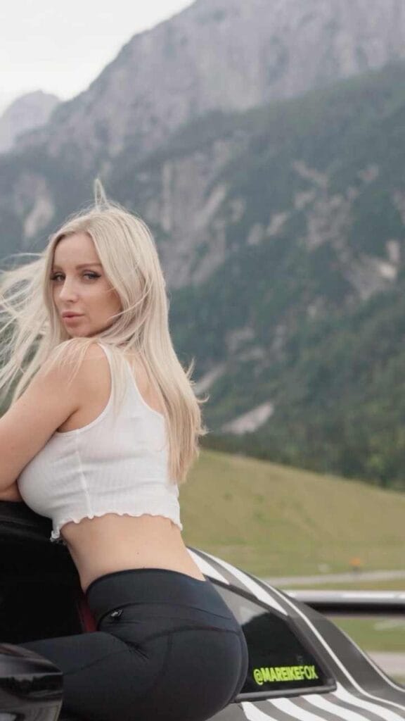 Mareike Fox schaut euch verführerisch an