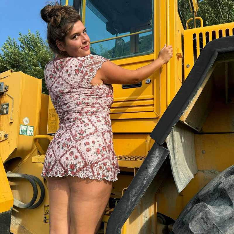 Milla Chats im knappen Kleid