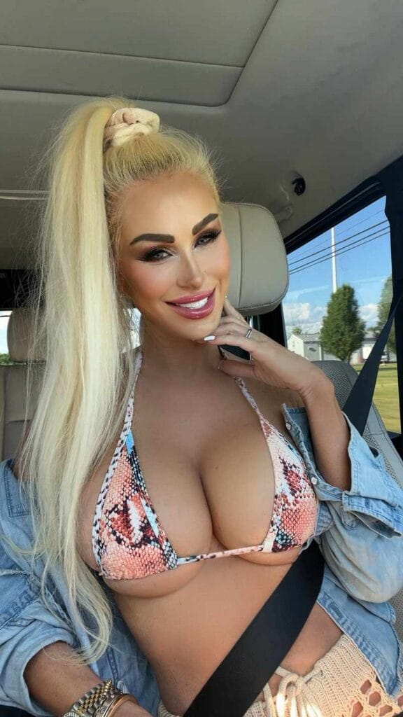 Savannah Madison zeigt ihre großen Brüste