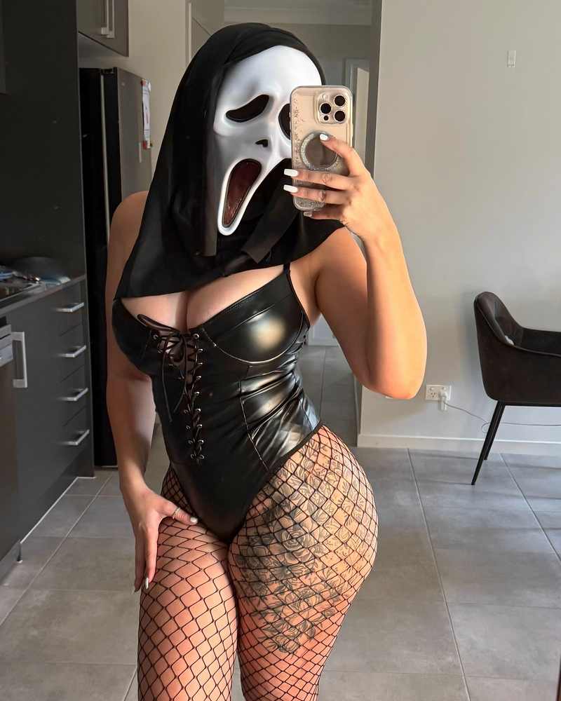 Sharni Jane Atkins hat ein sexy Halloween-Kostüm an