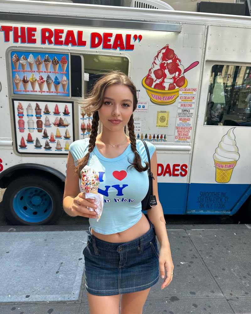 Sophie Mudd im Lolita-Look
