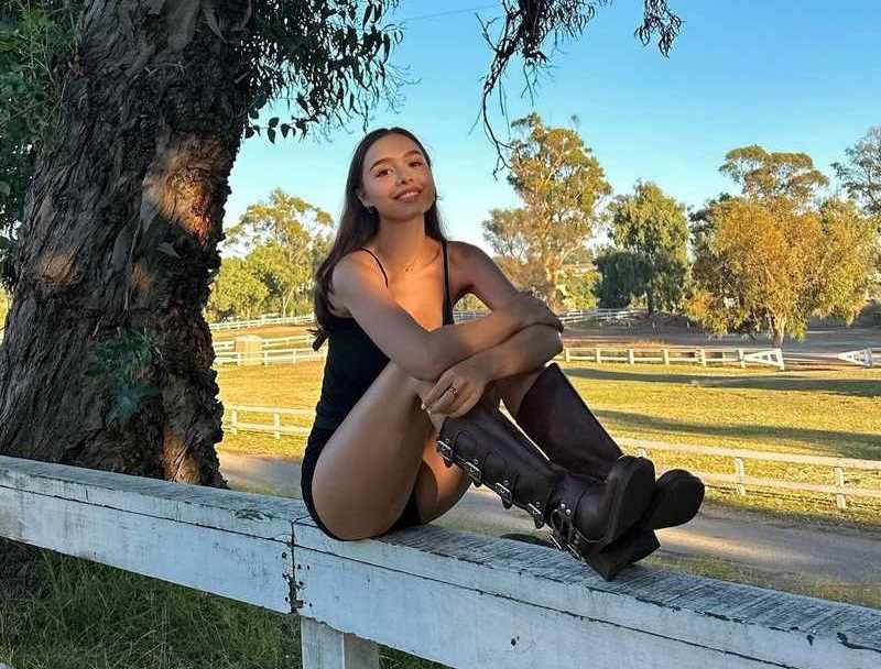Sophie Mudd in Boots und HotPants