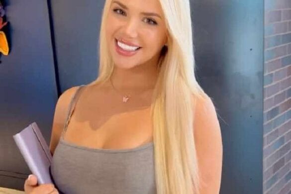 Summer Brookes ganz unschuldig als Bürofrau