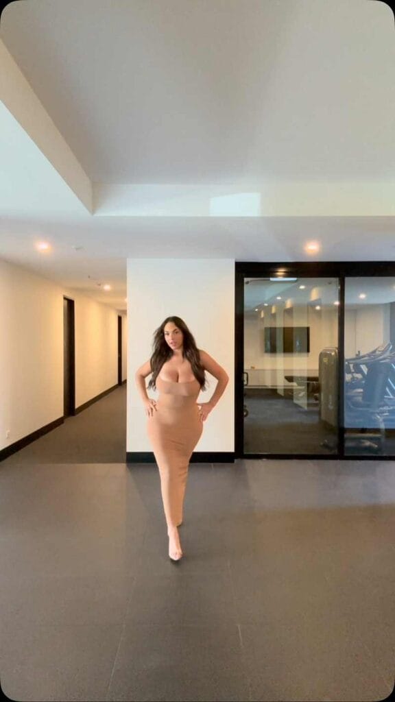 Alanna Pow im heißen Kleid
