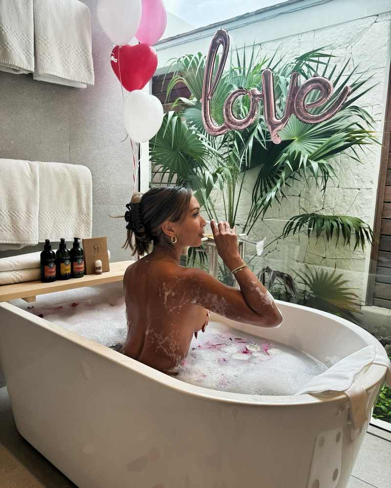 Alyssa Armoogam nackt der Wanne