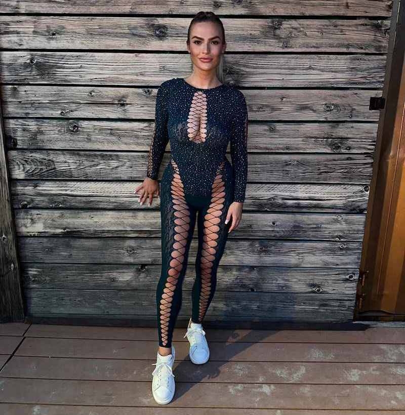 Charline Grothe hat enges Outfit an - verführerisch