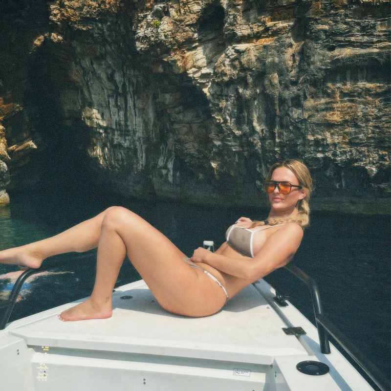 Charline Grothe im Bikini auf der Yacht