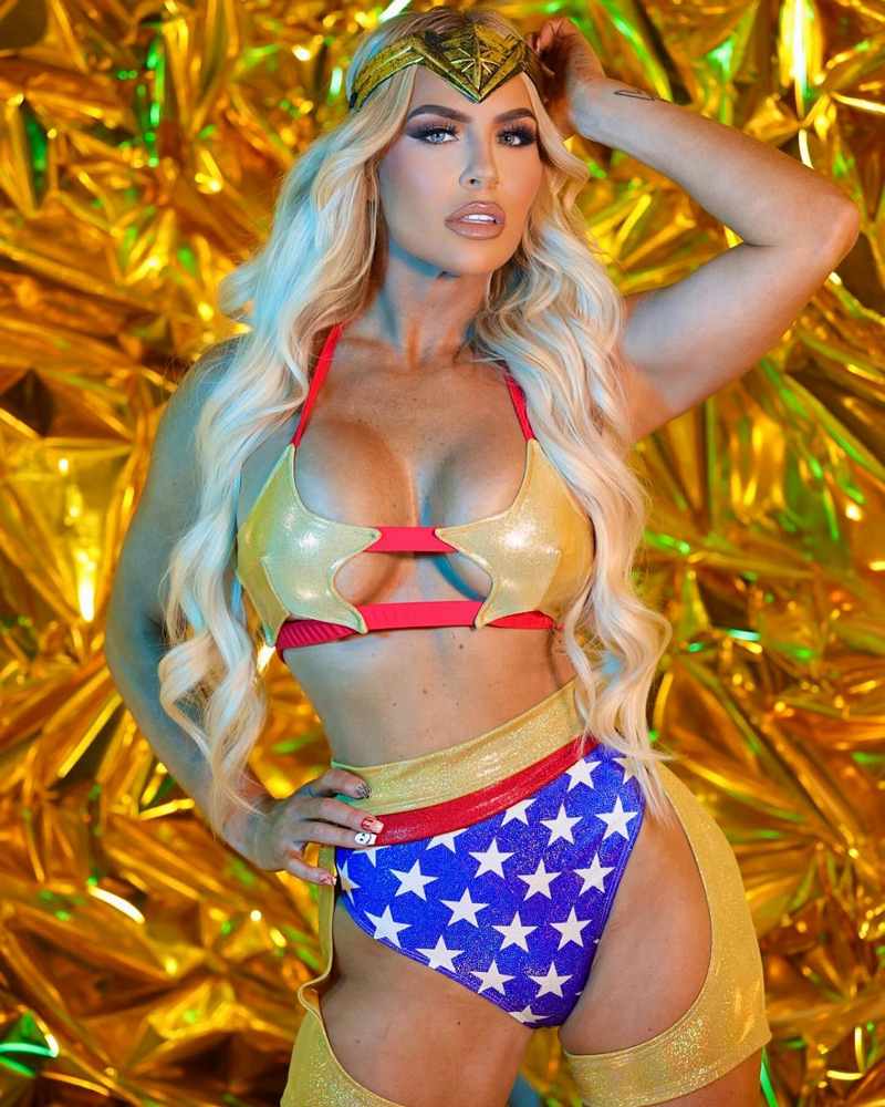 Dana Brooke als Wonder Woman mit viel Haut