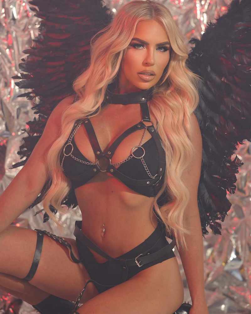 Dana Brooke in Bondage-Outfit