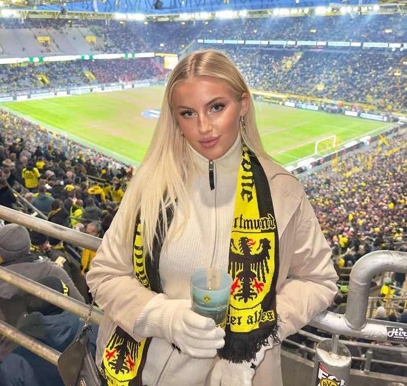 Elsa Thora unterwegs beim Dortmund - Spiel